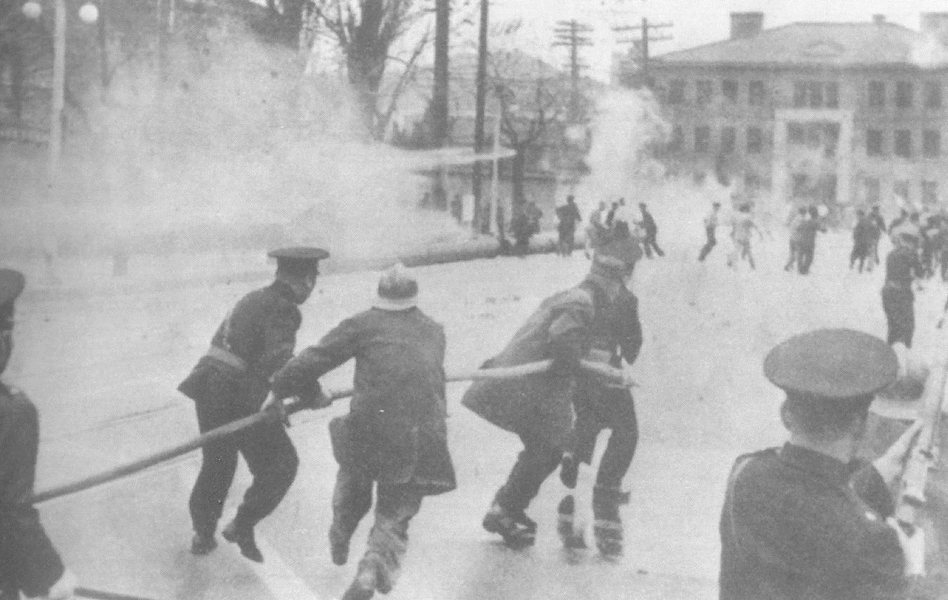 시위대를 저지하고 있는 경찰관들 사진