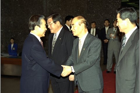 김수한 국회의장과 악수하는 김영삼 대통령 사진