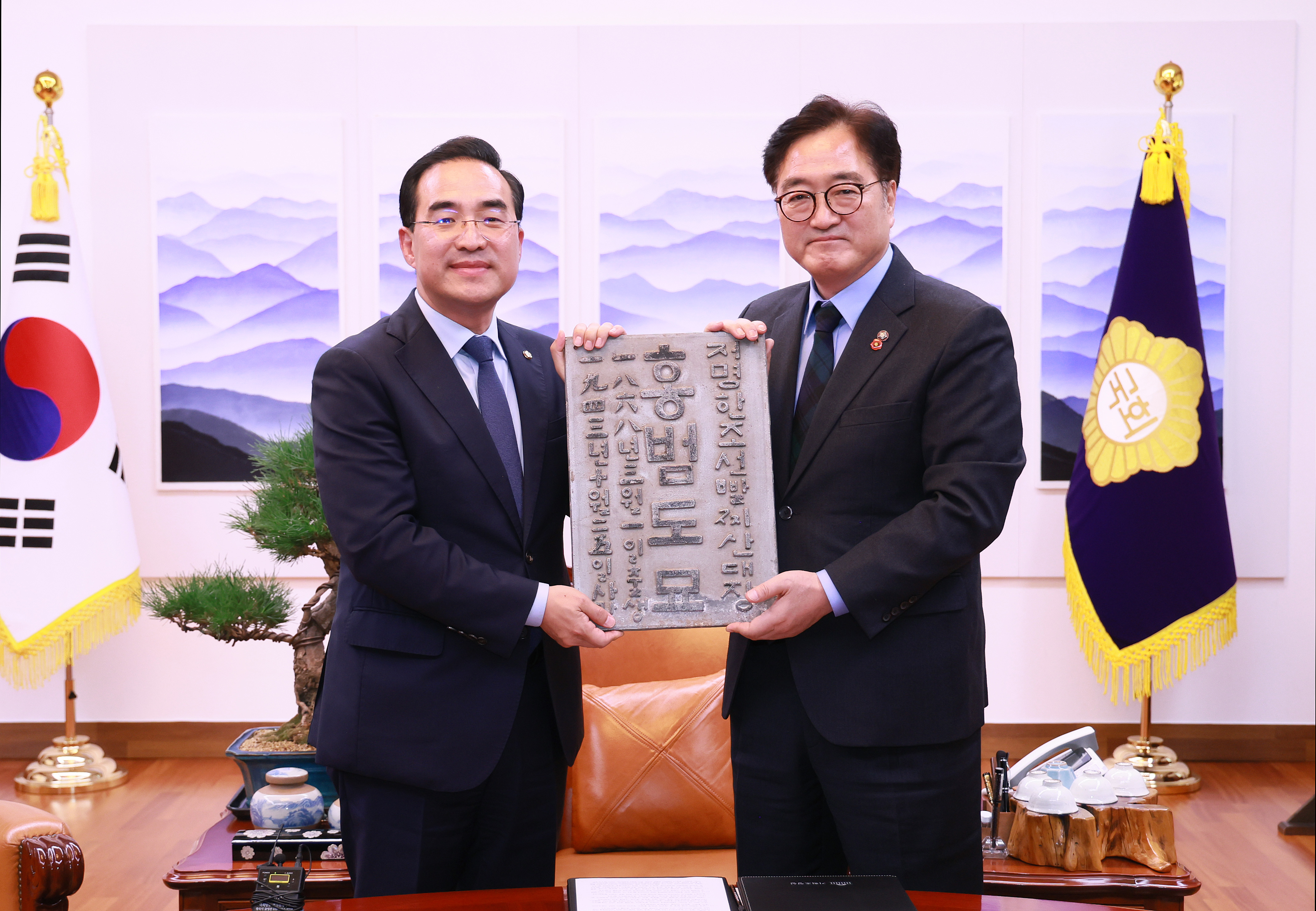 홍범도 장군 묘비 전달식