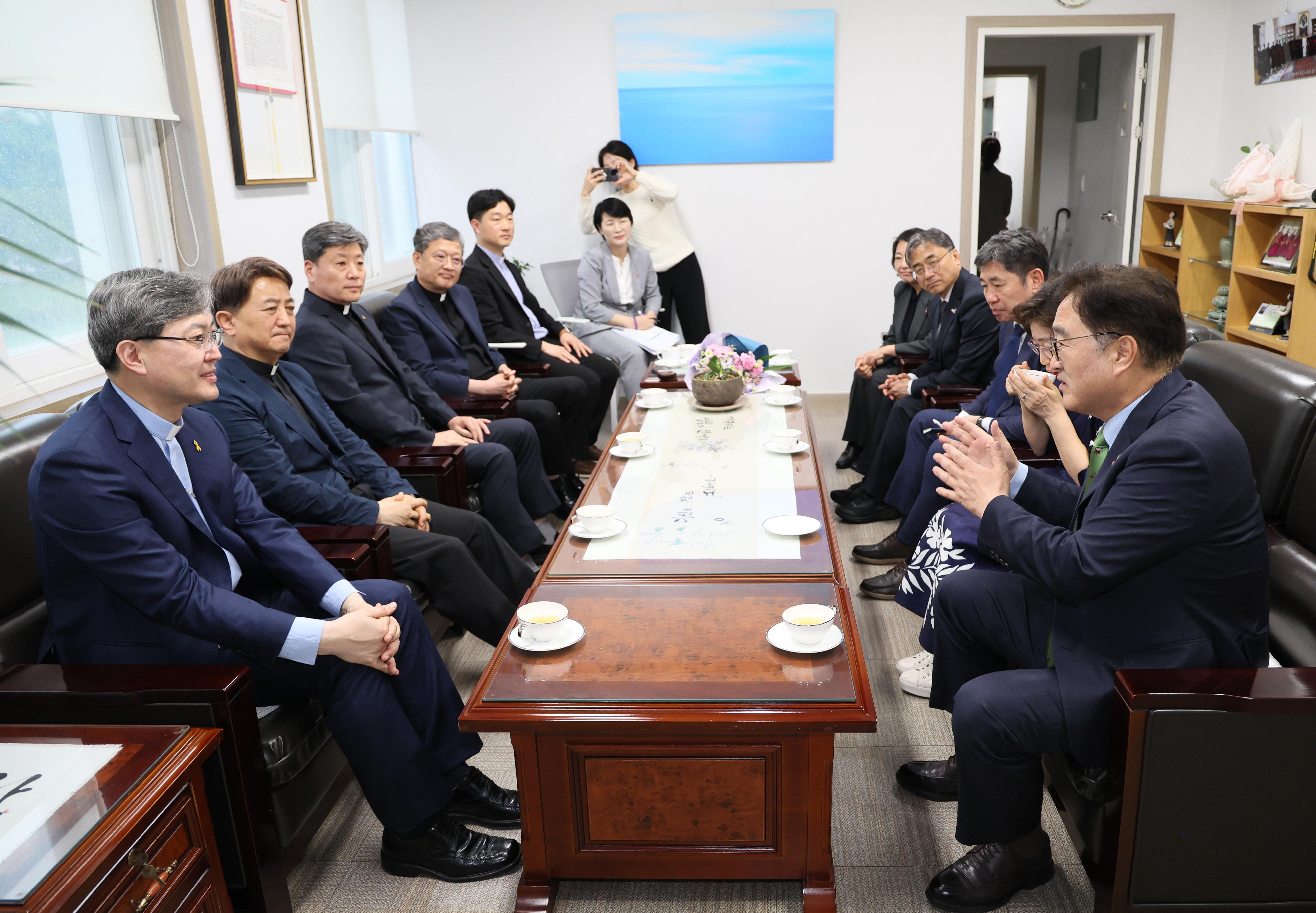우원식 국회의장 광주대교구 옥현진 대주교 면담 및 광주가톨릭박물관 방문