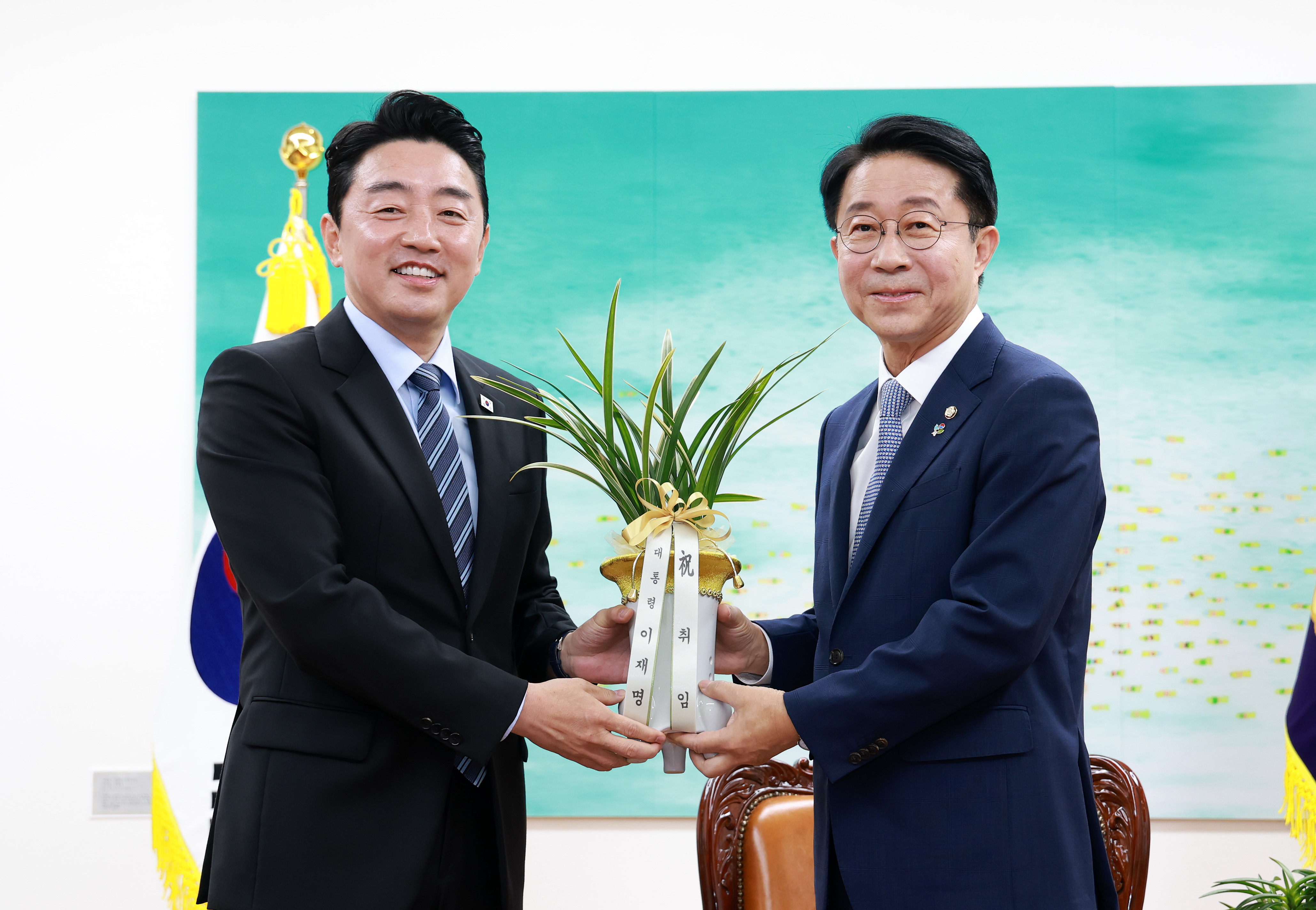 강훈식 대통령 비서실장, 홍익표 정무수석 예방